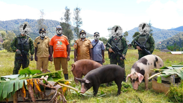 Pangkoops TNI Habema Mayjen TNI Yudha Airlangga bersama para Dansatgas menyerahkan bantuan 200 kg sembako, 3 ekor babi, 50 kg ayam, dan mainan anak-anak kepada warga di kaki Gunung Carstensz. Foto: Dok. Koops TNI Habema