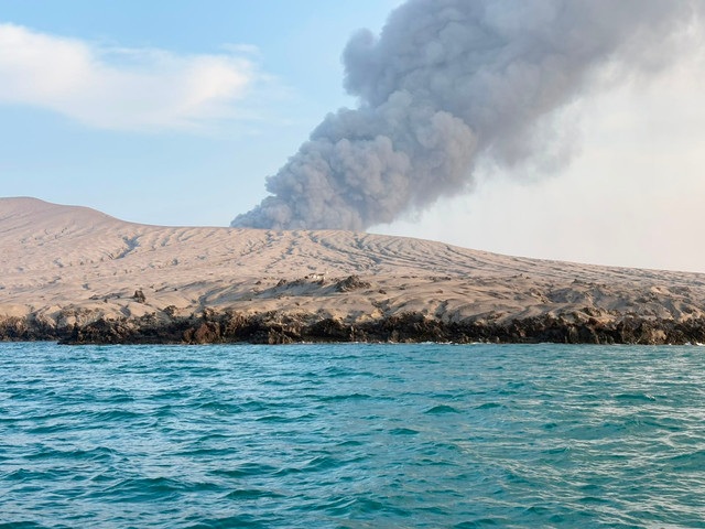 Gunung Anak Krakatau kembali mengalami erupsi pada Minggu (16/8) pukul 17.06 WIB. Foto: Anggii/kumparan