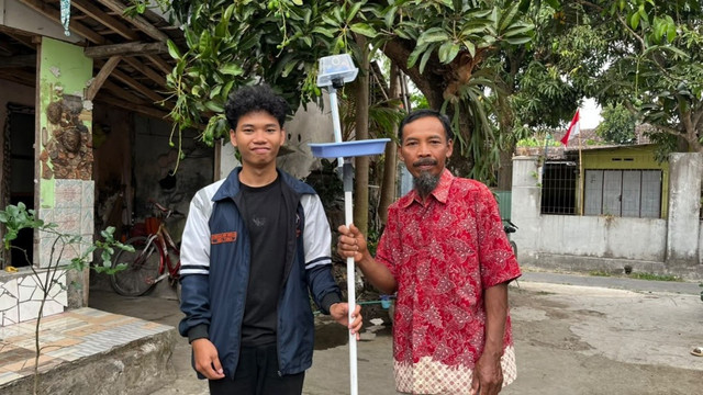 Mahasiswa KKN Universitas Diponegoro, Syeckhan Nur Abdillah, menyerahkan Light Trap kepada perwakilan kelompok tani Desa Turus sebagai sarana pengendalian hama wereng. Dok: KKN Undip Desa Turus