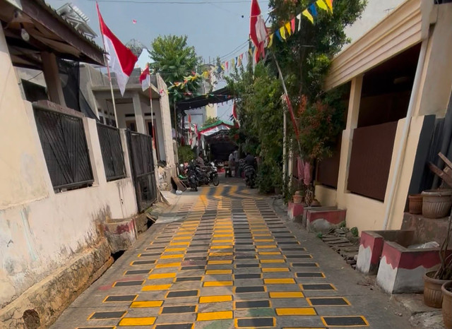 Suasana Jalanan Kampung Pengasinan yang Dihiasi Cat Berwarna Kuning dan Hitam Bukan Merah Putih dalam Rangka Memeriahkan HUT ke-81 RI di Kelurahan Pengasinan, Kecamatan Sawangan, Kota Depok, Minggu (16/8/2026). Foto: Ratu Shafa/kumparan