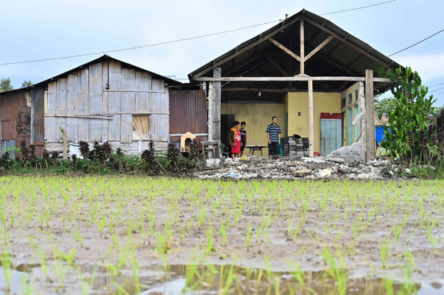 Warga mengamati rumahnya yang mengalami kerusakan akibat gempa di kawasan Ruteng, Kabupaten Manggarai, NTT, Minggu (16/8/2026). Foto: Fikri Yusuf/ANTARA FOTO