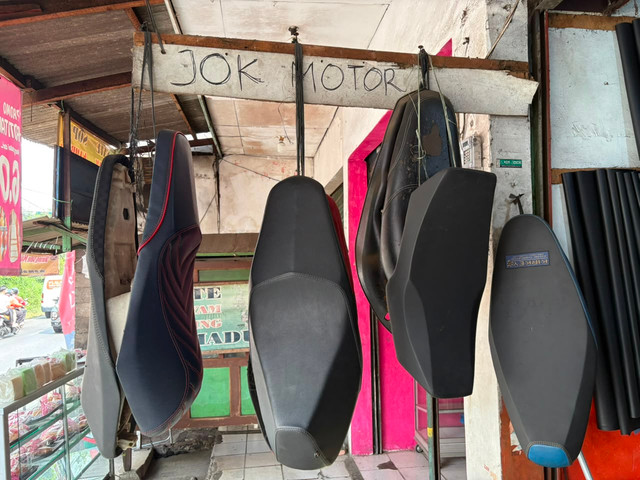 Pilihan model modifikasi jok motor Zain Jok di Pondok Ranggon, Jakarta Timur. Foto: Alvian Yoga Yulianto/kumparan