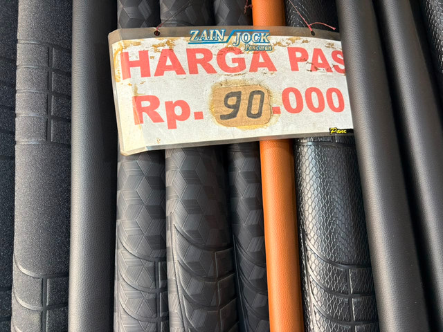 Ragam pilihan motif dan tekstur pada kulit jok motor. Foto: Alvian Yoga Yulianto/kumparan