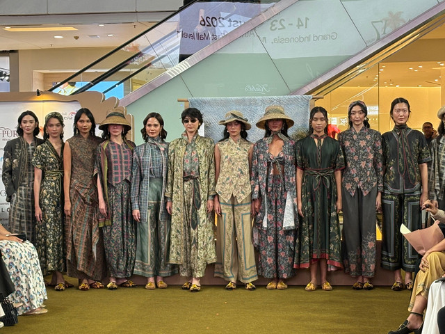 Koleksi Spring/Summer 2027 Purana bertajuk "Regal Bloom" diperagakan di fashion show Opening PURANA 17: Renjana Perca di Main Atrium East Mall Grand Indonesia, Jakarta, Jumat (14/8/2026). Foto: Judith Aura/kumparan 
