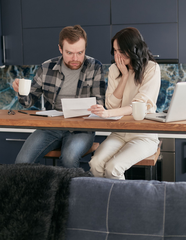 Ilustrasi (Doumentasi diambl dari : https://www.pexels.com/photo/a-couple-surprise-facial-expression-looking-at-a-document-6964360/)
