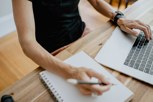 Ilustrasi menulis contoh surat izin tidak masuk sekolah karena ada kepentingan keluarga. Foto: Unsplash.com/Kelly Sikkema