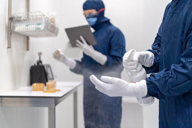 Ilustrasi mengapa penting menggunakan APD di laboratorium. Foto: Unsplash.com/Toon Lambrechts