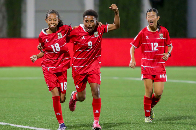 Pesepak bola Timnas Putri U-16 Indonesia Fadilla (kiri) bersama rekannya berselbrasi usai mencetak gol ke gawang Timnas Putri U-16 Malaysia pada turnamen Piala Srikandi Merdeka 2026 di Supersoccer Arena, Kudus, Jawa Tengah, Minggu (16/8/2026). Foto: Nirza/ANTARA FOTO