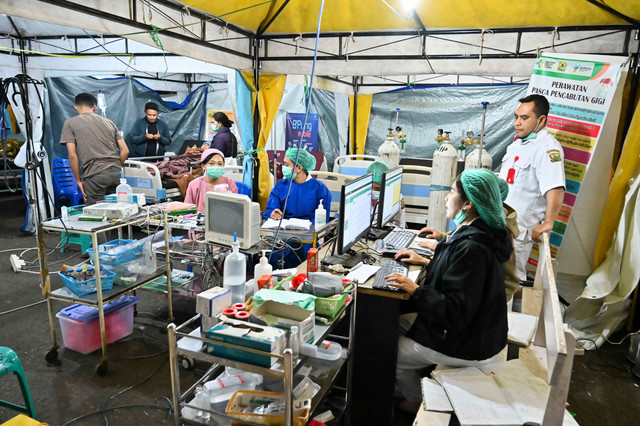Petugas medis bersiaga di dalam tenda darurat untuk pasien di RSUD Ruteng, Kabupaten Manggarai, NTT, Minggu (16/8/2026). Foto: Fikri Yusuf/ANTARA FOTO