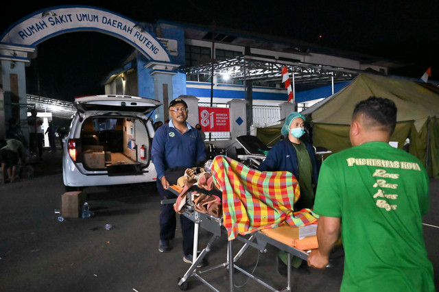 Petugas medis memindahkan pasien ke dalam tenda darurat di RSUD Ruteng, Kabupaten Manggarai, NTT, Minggu (16/8/2026). Foto: Fikri Yusuf/ANTARA FOTO
