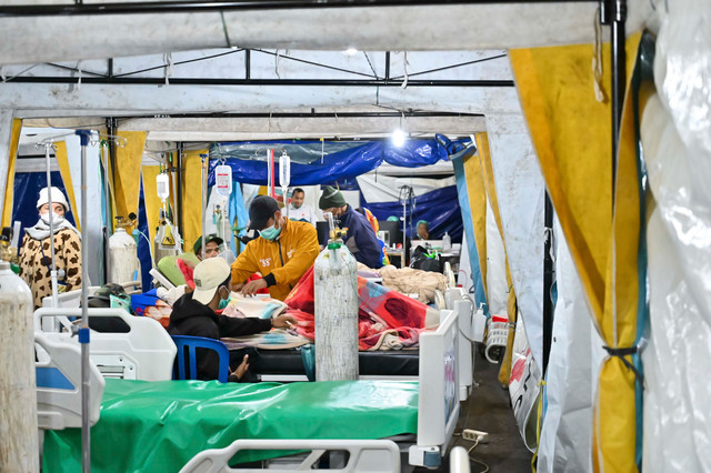Keluarga menunggu pasien yang menjalani perawatan di tenda darurat RSUD Ruteng, Kabupaten Manggarai, Nusa Tenggara Timur (NTT), Minggu (16/8/2026).  Foto: Fikri Yusuf/ANTARA FOTO