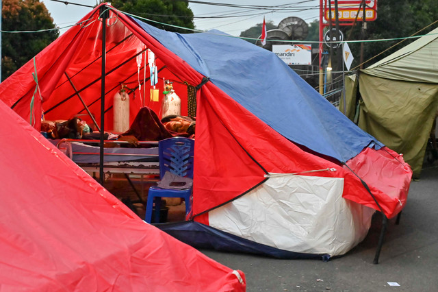 Pasien yang menjalani perawatan beristirahat di tenda darurat RSUD Ruteng, Kabupaten Manggarai, NTT, Minggu (16/8/2026).  Foto: Fikri Yusuf/ANTARA FOTO