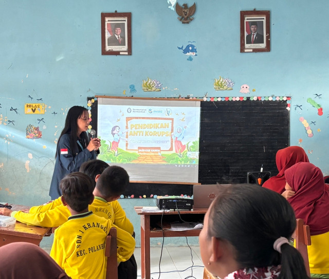 Penyampaian materi oleh Gandasari Lailatul Nugrahani mengenai Pendidikan Antikorupsi Sejak Dini "Grow with Integrity' di SDN 1 Kranggan, Rabu (29/7/2026). Source: https://www.instagram.com/gandasariiiii?igsh=MXBsZ3pvMGcxNTN5OA==