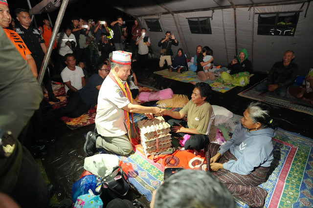 Mendagri Muhammad Tito Karnavian meninjau langsung penanganan pascagempa bumi di Kabupaten Manggarai Timur, NTT Foto: Dok. Kemendagri
