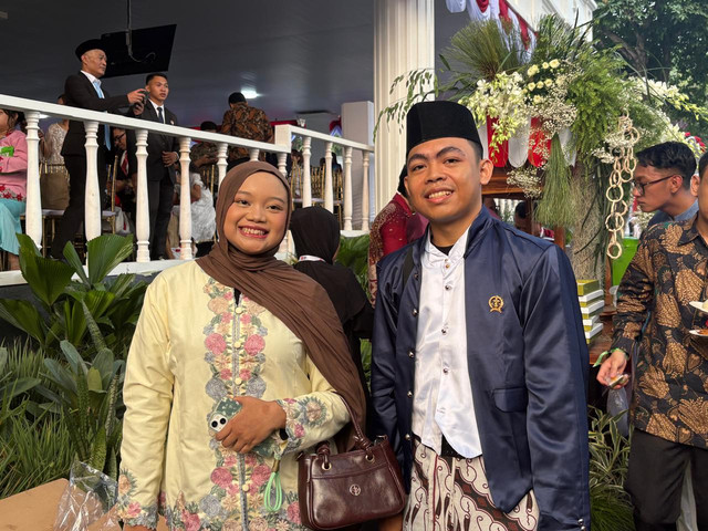 Peserta HUT ke-81 RI di Istana Merdeka, Jakarta Pusat, Zahra (23) dan Ardi (19). Foto: Zamachsyari /kumparan