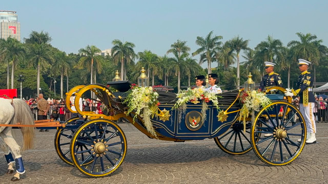Paskibra membawa Bendera Pusaka dari Monas menuju Istana Merdeka, Senin (17/8/2026). Foto: Kevin Daniel/kumparan