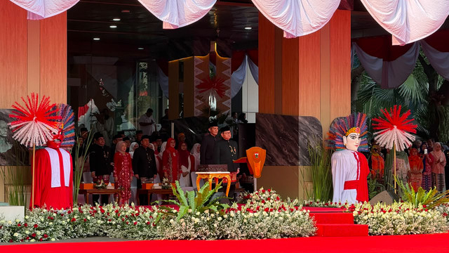 Gubernur DKI Jakarta, Pramono Anung, memimpin upacara peringatan HUT 81 Kemerdekaan RI di Halaman Balai Kota DKI Jakarta, Senin (17/8/2026). Foto: Zahira Hilman/kumparan