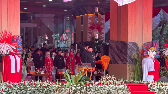 Gubernur DKI Jakarta, Pramono Anung, memimpin upacara peringatan HUT 81 Kemerdekaan RI di Halaman Balai Kota DKI Jakarta, Senin (17/8/2026). Foto: Zahira Hilman/kumparan