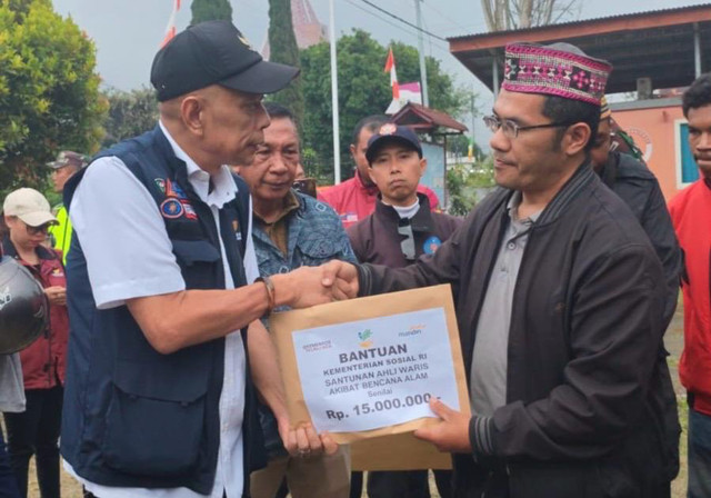Wamensos Agus Jabo Priyono menyerahkan santunan kepada ahli waris korban meninggal dunia akibat gempa bumi di Kabupaten Manggarai, Nusa Tenggara Timur (NTT). Penyerahan dilakukan di Posko Utama Bencana Kabupaten Manggarai, Minggu (16/8/2026). Foto: Kemensos RI