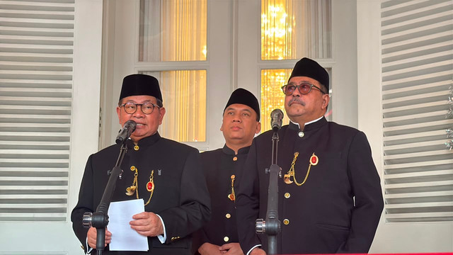 Gubernur DKI Jakarta, Pramono Anung, bersama Wakil Gubernur DKI Jakarta, Rano Karno, saat memberikan keterangan kepada awak media usai upacara peringatan HUT ke-81 Kemerdekaan RI di Halaman Balai Kota DKI Jakarta, Senin (17/8/2026). Foto: Zahira Hilman/kumparan