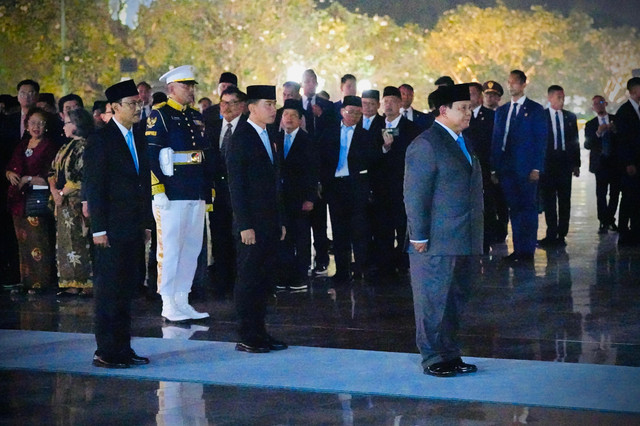 Presiden Prabowo Subianto memimpin Upacara Ziarah Nasional dan Renungan Suci dalam rangka Peringatan Hari Ulang Tahun Ke-81 Kemerdekaan Republik Indonesia 2026 di Taman Makam Pahlawan Nasional Utama (TMPNU) Kalibata, Jakarta, Minggu (16/8/2026) malam Foto: Kemensos RI