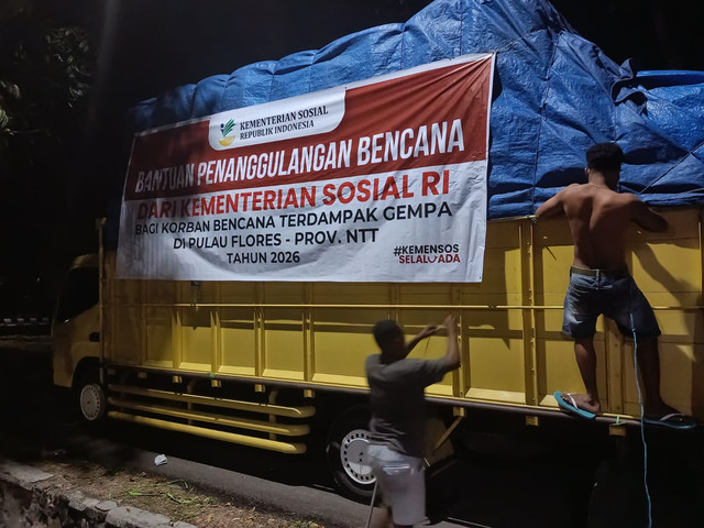 Kemensos membangun dapur umum dan menyalurkan bantuan logistik kepada korban gempa di NTT. dok  Foto: Kemensos RI