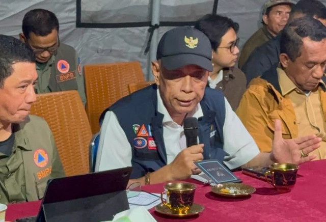 Wamensos Agus Jabo Priyono menghadiri secara langsung rapat koordinasi penanganan gempa bumi Nusa Tenggara Timur di Posko Utama Kabupaten Manggarai, Minggu (16/8/2026). Foto: Kemensos RI