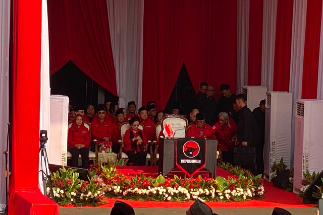 Detik-detik Pengibaran Bendera Merah Putih Dalam Rangka Peringatan Peringatan HUT ke-81 RI oleh PDI Perjuangan di Halaman Masjid At-Taufiq, Lenteng Agung, Jakarta Selatan, Senin (17/8/2026). Foto: Aditya Nugraha/kumparan