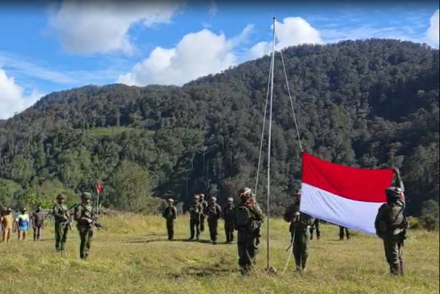 Upacara bendera pertama setelah 15 tahun di Ugimba, distrik terpencil di Papua Pegunungan. Foto: Dok. Koops TNI Habema