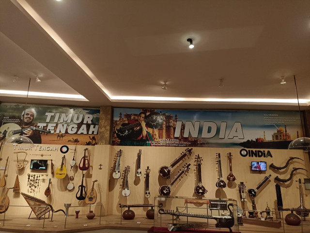 Alat musik Timur Tengah dan India. Dok. Pribadi