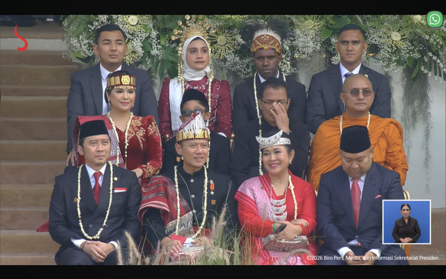 Momen Ketua Komisi IV DPR Titiek Soeharto duduk bersebelahan dengan Didiet Prabowo dan Menko Infra Agus Harimurti Yudhoyono di Upacara Peringatan HUT 81 RI di Istana Merdeka, Senin (17/8/2026). Foto: YouTube/ Sekretariat Presiden