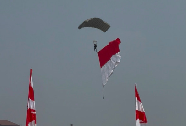 Aksi 17 Penerjun Kopassus dalam peringatan HUT 81 RI mendarat di Monas, Senin (17/8/2026). Foto: Kevin Daniel/kumparan