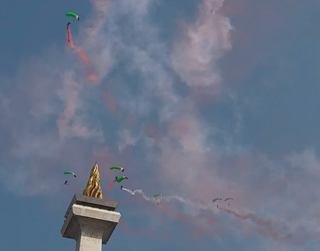 Aksi 17 Penerjun Kopassus dalam peringatan HUT 81 RI mendarat di Monas, Senin (17/8/2026). Foto: Kevin Daniel/kumparan