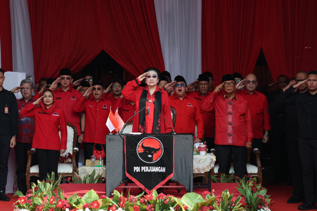 Ketua Umum PDIP, Megawati Soekarnoputri, pada Upacara Pengibaran Bendera Merah Putih Dalam Rangka Peringatan Peringatan HUT ke-81 RI oleh PDIP, Jakarta, Senin (17/8/2026). Foto: Dok. PDIP