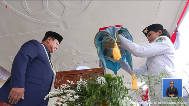 Paskibraka menerima bendera Merah Putih yang diserahkan oleh Presiden Prabowo dalam Upacara Peringatan Detik-Detik Proklamasi di Istana Negara, Jakarta, Senin (17/8/2026). Foto: YouTube/ Sekretariat Presiden