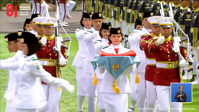 Paskibraka membawa bendera Merah Putih yang diserahkan oleh Presiden Prabowo dalam Upacara Peringatan Detik-Detik Proklamasi di Istana Negara, Jakarta, Senin (17/8/2026). Foto: YouTube/ Sekretariat Presiden