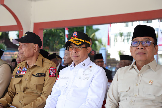 Wakil Mensos RI Agus Jabo Priyono, Kepala BNPB Letjen TNI Dr. Suharyanto S.Sos., M.M., Menko PMK Pratikno, saat menghadiri upacara peringatan HUT RI ke 81 di Manggarai, Nusa Tenggara Timur, Senin (17/8/2026). Foto: Dok. BNPB