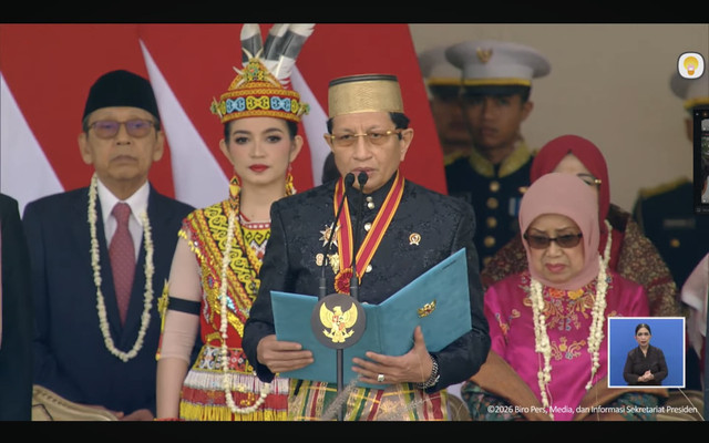 Menag Nasaruddin Umar memimpin doa saat Upacara Peringatan Detik-Detik Proklamasi di Istana Negara, Jakarta, Senin (17/8/2026). Foto: YouTube/ Sekretariat Presiden
