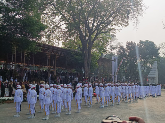 Suasana pada Upacara Pengibaran Bendera Merah Putih dalam rangka memperingati HUT Ke-81 Kemerdekaan Republik Indonesia di Halaman Gedung Sate, Kota Bandung, Senin (17/8/2026). Foto: Abisatya/kumparan
