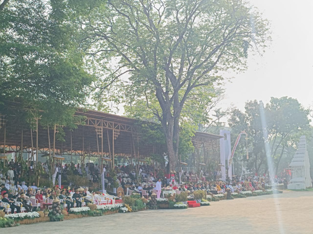 Gubernur Jawa Barat, Dedi Mulyadi, saat memberikan amanat pada Upacara Pengibaran Bendera Merah Putih dalam rangka memperingati HUT Ke-81 Kemerdekaan Republik Indonesia di Halaman Gedung Sate, Kota Bandung, Senin (17/8/2026). Foto: Abisatya/kumparan