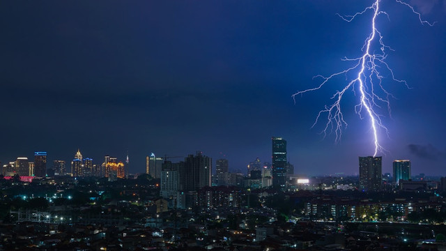 Ilustrasi Kenapa petir terlihat sebelum suara guntur? . Foto: Unsplash/Rifki Kurniawan
