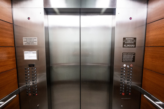 ilustrasi Kenapa lift sering memiliki cermin di dalamnya. unsplash/sunearthmoonstudio