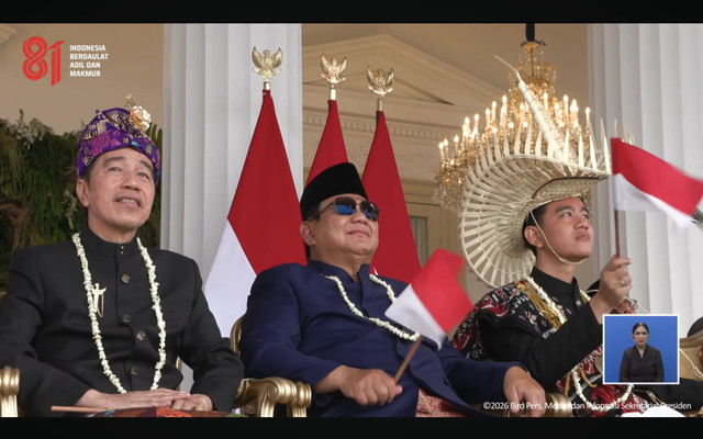 Momen Presiden Prabowo Subianto diapit Presiden ke-7 RI Jokowi dan Wapres Gibran Rakabuming Raka di Istana Merdeka, Jakarta, Senin (17/8/2026). Foto: YouTube/ Sekretariat Presiden