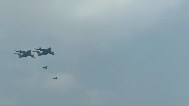 Pesawat-pesawat TNI AU terbang melintasi langit Jakarta saat peringati HUT 81 RI, Senin (17/8/2026). Foto: Kevin Daniel/kumparan