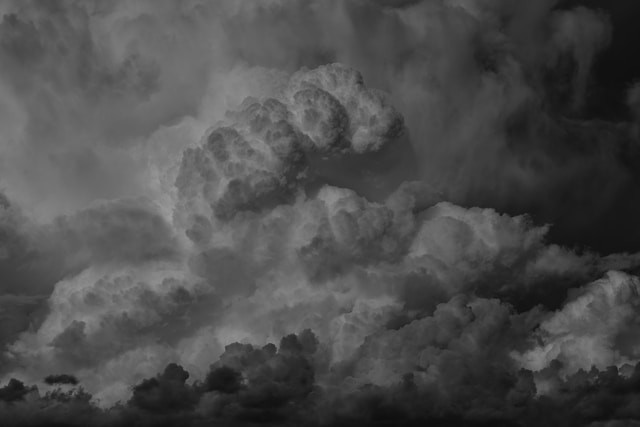 Ilustrasi kenapa awan bisa berwarna gelap sebelum hujan.Foto: Jari Hytönen / Unsplash