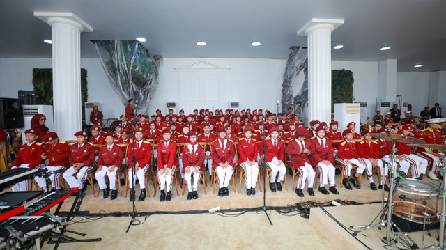 Paduan Suara Sekolah Rakyat Orkestra, yang tampil pada peringatan Hari Ulang Tahun (HUT) 81 Kemerdekaan Republik Indonesia di Istana Merdeka, Jakarta, Senin (17/8/2026). Foto: Kemensos RI