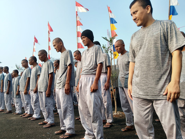 Sebanyak 85 pasien Orang Dengan Gangguan Jiwa (ODGJ) Yayasan Jamrud Biru mengikuti upacara peringatan Hari Ulang Tahun (HUT) ke-81 Republik Indonesia di Kampung Babakan, Mustikasari, Kecamatan Mustikajaya, Kota Bekasi, Senin (17/8/2026). Foto: kumparan
