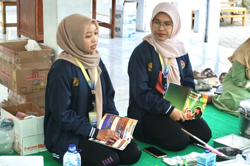 Mahasiswa PMM Universitas Jember bersama kader Posyandu Desa Battal dalam praktik pengolahan PMT pangan lokal.Foto: Dokumentasi Pribadi PMM Agrotecinovation 2026