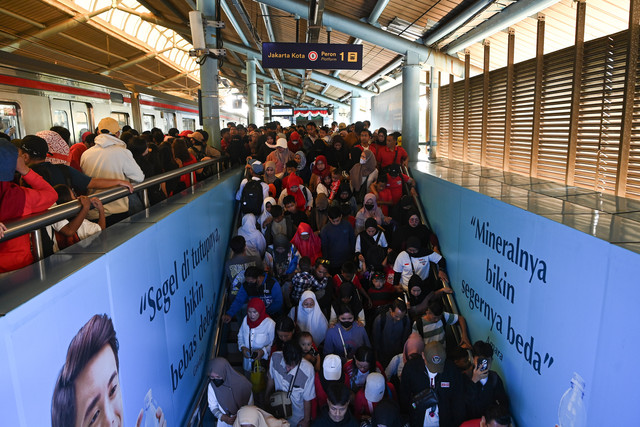 Penumpang KRL antre menuruni tangga di Stasiun Juanda, Jakarta Pusat, Senin (17/8/2026). Foto: Sigid Kurniawan/ANTARA FOTO