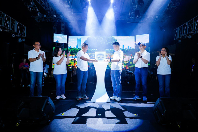 Seremoni peluncuran logo HUT ke-70 tahun Astra dengan tema "Berkarya dan Tumbuh Bersama Indonesia" oleh Direktur Astra Djap Tet Fa (ketiga kanan) dan Executive In-Charge Astra Boy Gemino Kalauserang (ketiga kiri), didampingi oleh Chief of Corporate Affairs Astra Boy Kelana Soebroto (kedua kanan), Chief of Human Capital Development Astra Matilda Ester Rotinsulu (kedua kiri), Chief of Corporate Finance & Accounting Astra Endro Wahyono (kiri) dan Chief of Corporate Information System & Technology Astra Anastasia Krisnawati (kanan) dalam acara di Alun-Alun Astra, Plaza Parkir Timur Gelora Bung Karno (GBK), Senayan, Jakarta pada Sabtu (15/8). Foto: Dok. Astra